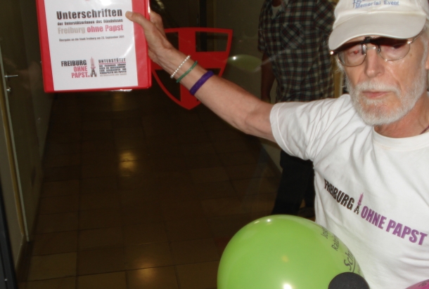 Werden hier 5020 Unterschriften dem VS übergeben? Albrecht Ziervogel am 23.09.11 im Rathaus FR