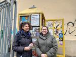 Esther Dischereit und Mollie Sharfman an der Bücher-Telefonzelle beim Theater Freiburg