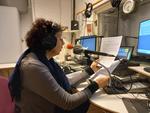 Esther Dischereit im Studio 2 von Radio Dreyeckland