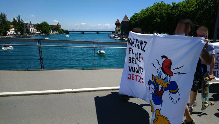 Demonstration passiert Fahrradbrücke in Konstanz