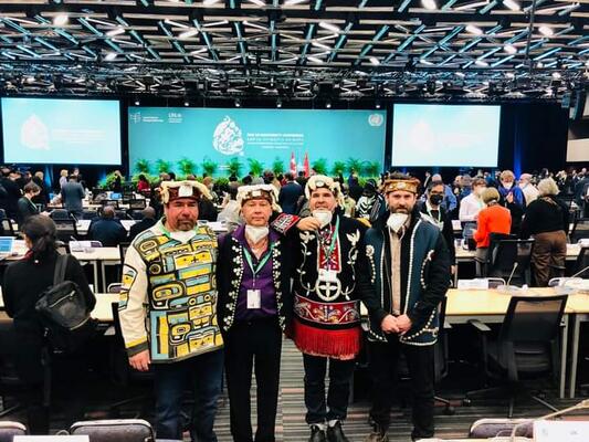 Walas `Namugwis/Chief David Mungo Knox (links) traf sich bei der COP-15 mit indigenen Vertreter*innen aus der ganzen Welt.
