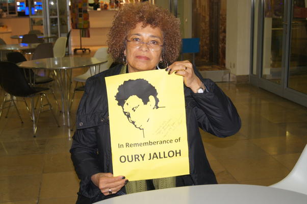 Angela Davis solidarisiert sich mit der Arbeit der Aktivisten in Frankfurt  und dem Fall von Oury Jalloh. 