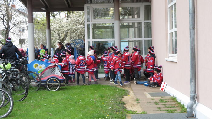 Kids bei Eissportprotest bei 3 GR-Sitzung in 2022 April