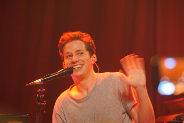 Charlie Puth in Muenchen 2016 winkt