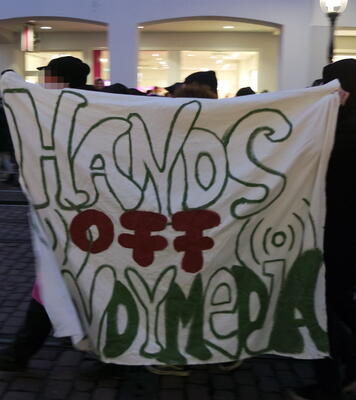 Transparent auf Demo: Hands offe Indymedia