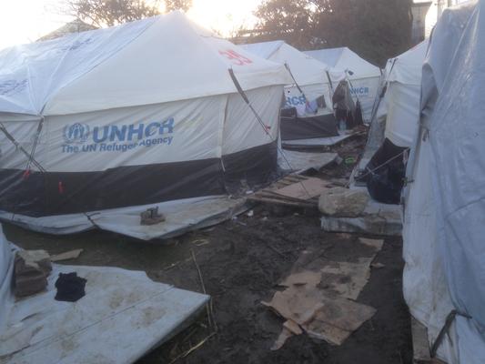 Schiefe UNHCR Zelte, schlammiger Boden