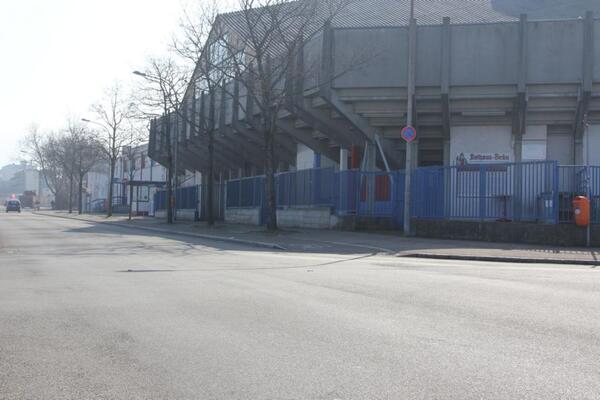 Alte Eishalle Bild aus 2013- u.a. an dieser Seite soll ein Schallschutz Gebäudehochgeogen werden