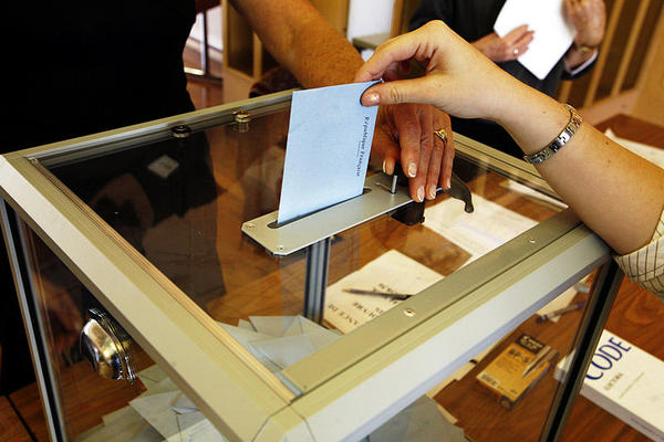 Wahlurne in Frankreich. Quelle: Rama - Wikimedia Commons