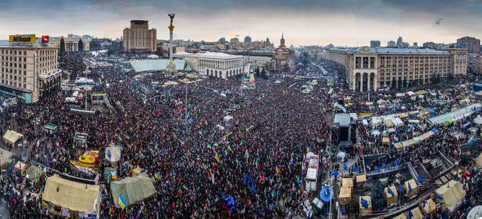 Majdan - Kiewer Platz der Unabhängigkeit und sein einserner Weinnachtsbaum