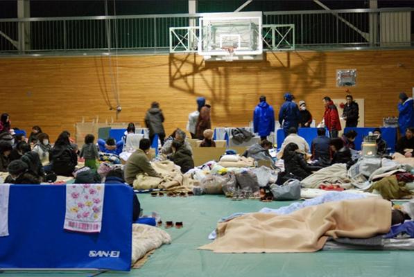 Evakuierte in der Turnhalle des Koriyama-Gymnasiums, April 2011