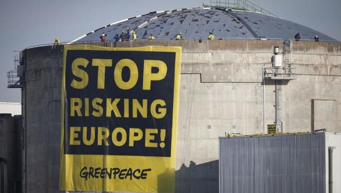 Greenpeace-Aktivisten konnten an Reaktor 1 des AKW Fessenheim ein 14 mal 15 Meter großes Banner mit der Aufschrift: &quot;Stop Risking Europe&quot; anbringen. Copyright Daniel Müller / Greenpeace