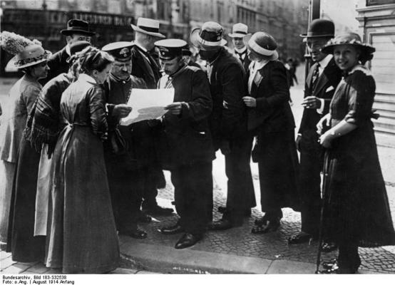 Berliner Bevölkerung mit Extrablatt, August 1914