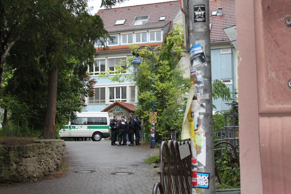 30. April, 19:18h: Das Grethergelände ist schon gut bewacht