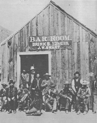 Die ersten Türsteher gab es in den Wildwest-Saloons, sagt Wikipedia: Saloon von J.W. Swart in Charleston, Arizona 1885