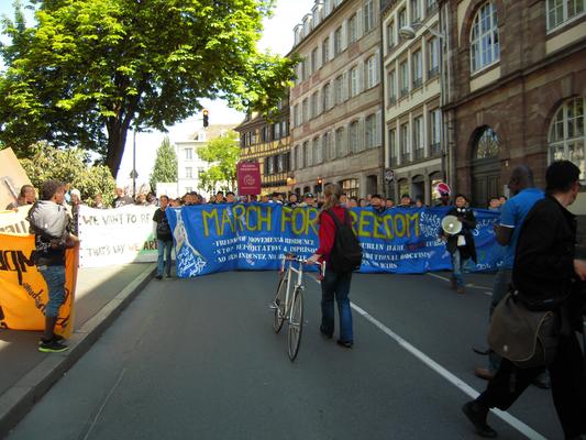 Front-Transpi des Protest March for Freedom in der Strassburger Innenstadt