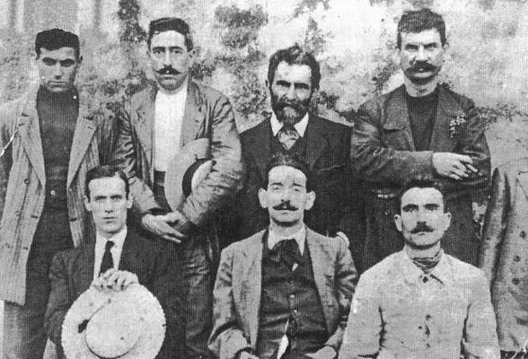 Errico Malatesta mit einer Gruppe der Arditi del Popolo, dem ersten organisierten Widerstand gegen den italienischen Faschismus