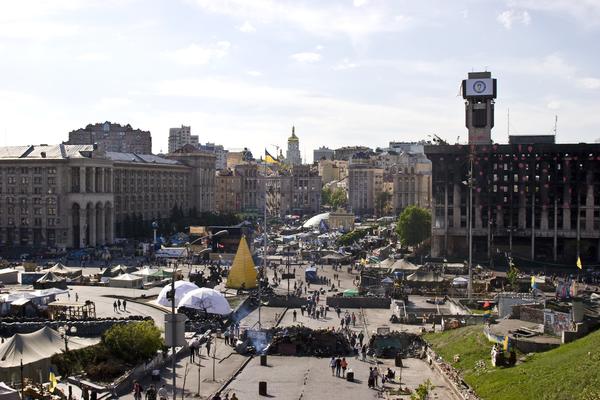Auf dem Bild ist der Majdan bei sonnigem Wetter mit Spaziergängern aus der Vogelperspektive abgebildet.