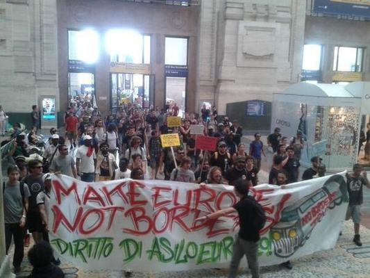 Vor der Abreise des No Borders Train im Mailänder Bahnhof