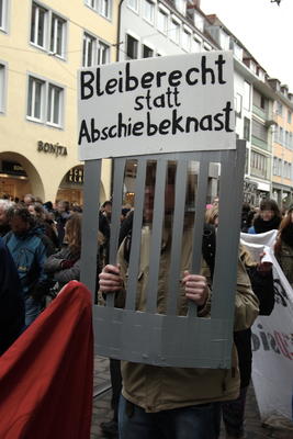 Abschiebeknast-Protest auf Freiburger Demo: „Für ein humanitäres Bleiberecht! Stoppt die Abschiebungen! (15. März 2014) “