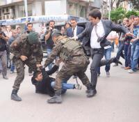 erdogans vertrauter yusuf yerkel tritt am boden liegenden demonstranten