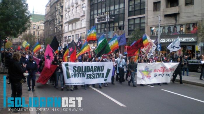 Antifaschistische Demonstration am Tag der Pride Parade in Belgrad