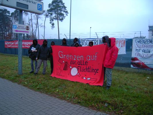 Protest vor dem alten Terminal vom Baden-Airpark am 09.12.2014