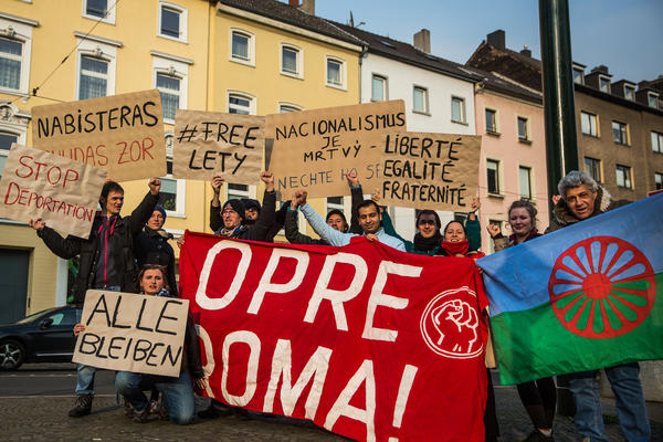 Solidaritätsaktion in Düsseldorf mit Protesten gegen Abschiebungen in Baden-Württemberg und Erfurt