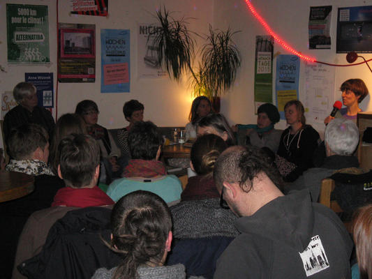 Erzählcafé im Strandcafé zur lokalen feministischen Bewegungsgeschichte