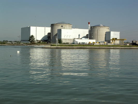 Kernkraftwerk Fessenheim mit den beiden Reaktorgebäuden
