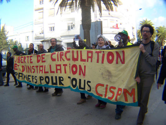 Bewegungs- und Niederlassungsfreiheit! Papiere für Alle!. Transparent auf Abschlussdemo des Weltsozialforums 2015 in Tunis