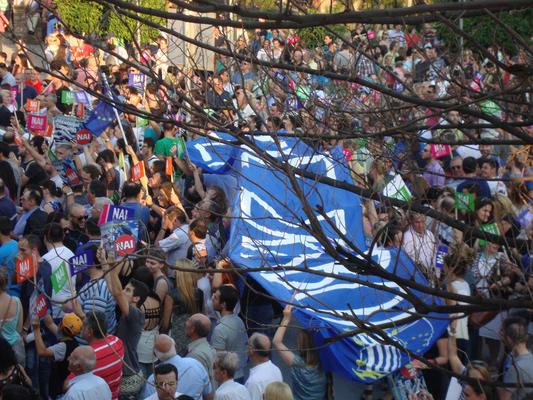 &quot;Wir bleiben Sklaven&quot;: Dieses Transparent wurde Ja-DemonstrantInnen in Thessaloniki untergejubelt und 20 Minuten von ihnen hochgehalten, bevor sie bemerkten, dass ihr Slogan &quot;Wir bleiben in Europa&quot; leicht abgewandelt worden war... 