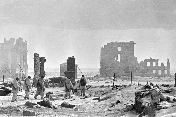 &quot;Stadtzentrum von Stalingrad nach der Befreiung&quot;. Das Zentrum von Stalingrad nach der Befreiung von der deutschen Besatzung