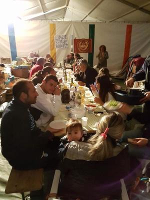 Abendessen im Zelt in Amatrice - mit Betroffenen des Erdbebens und freiwilligen HelferInnen