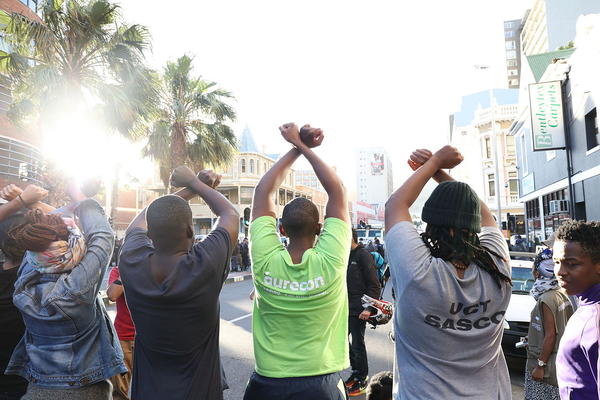 Südafrikanische Studierende demonstrieren gegen Studiengebühren