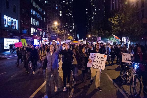 Demonstrant_innen bei Anti-Trump Protesten in New York