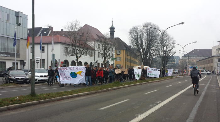 Demonstrationszug vor dem Colombipark. Das Fronttransparent trägt die Aufschrift &quot;Bildung baut Brücken. Freie Bildung für alle&quot;