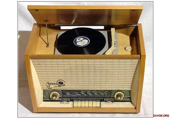 Sowjetisches Radiogerät und Plattenspieler der Marke Sakta