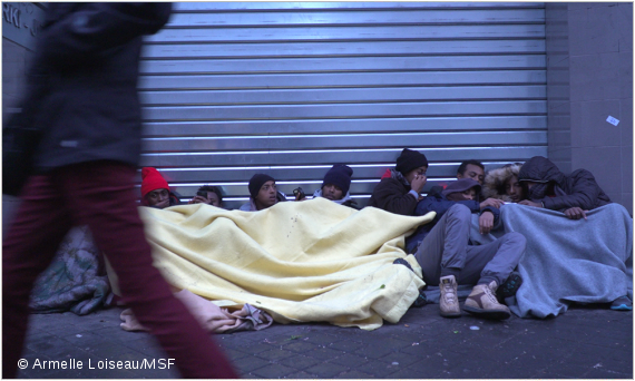 MigrantInnen kauern sich unter Decken zusammen in der Nähe der Halle Pajol, im 18. Bezirk von Paris, am 10. Januar 2017