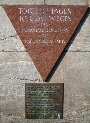 &quot;Totgeschlagen, Totgeschwiegen&quot; Gedenktafel für Opfer der Verfolgung von Homosexuellen im Nationalsozialismus - hier in Berlin