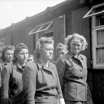 Frauen aus SS-Gefolge im KZ Bergen Belsen nach der Befreiung am 19. April 1945