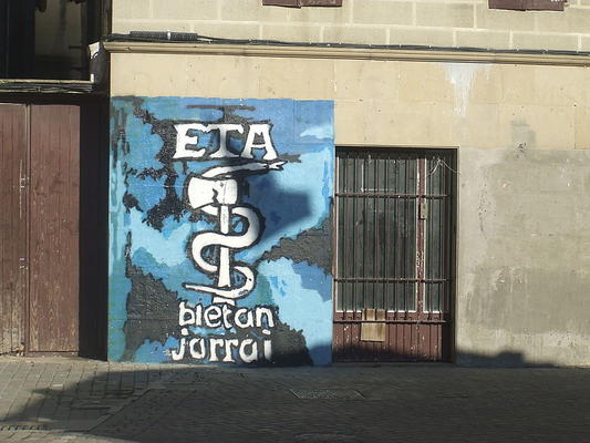 ETA-Symbol auf einer Wand