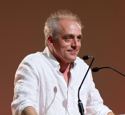 Philippe Poutou, &quot;kleiner Kandidat&quot; der Neuen Antikapitalistischen Partei NPA, erhielt als Einziger in der Debatte Beifall vom Publikum, nachdem er Marine Le Pen und François Fillon wegen ihrer Affären angriff