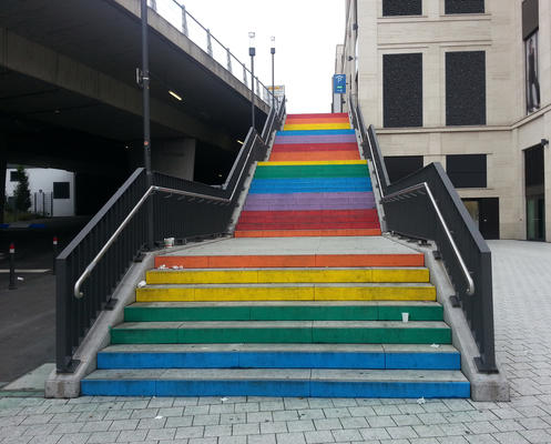 Treppe in Stuttgart in Regenbogenfarben
