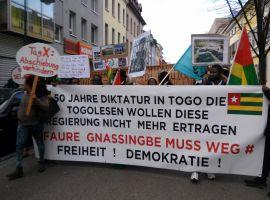Protest auf der Straße in Freiburg - Transparent gegen Diktatur in Togo