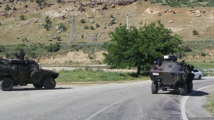 Hier noch auf der türkischen Seite Kurdistans: türkische Panzer in Diyabakir