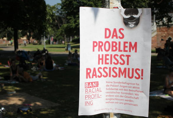 Foto von Plakat im Stühlinger Park mit der Aufschrift &quot;Das Problem heißt Rassismus&quot;