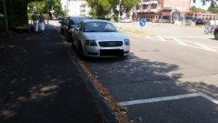 (Nicht einmal) knapp daneben stehen diese drei (!) Falschparker in der Lehener Straße