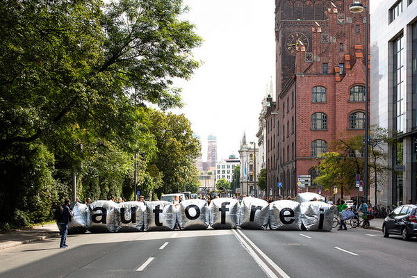 &quot;Autofrei&quot;  - Menschen blockieren Münchner Strassen
