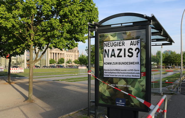 Ad-Busting: Gefälschtes Bundeswehrplakat mit Aufschrift &#039;Neugier auf Nazis? Komm zur Bundeswehr&#039;