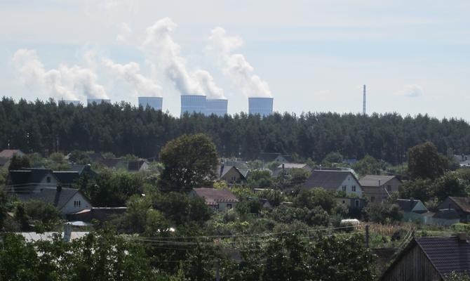 Kühltürme des AKW Rivne hinter dem Dorf Stara Rafalivka